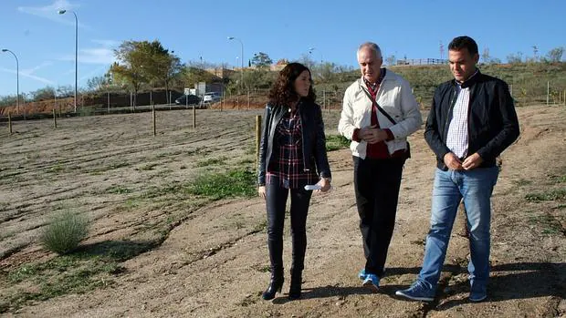 La concejal de Obras y Servicios Públicos Medioambientales, Noelia de la Cruz, visita la parcela donde se cultivaran los huertos