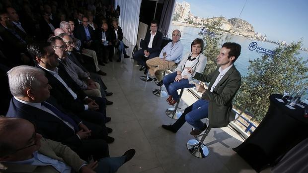 Isabel Bonig, junto con Pablo Casado, Luis de Guindos y José Císcar, este sábado en Alicante