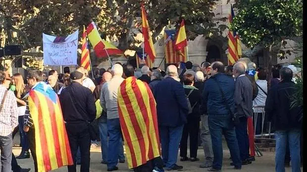 Banderas esteladas y españolas a las puertas del Parlament
