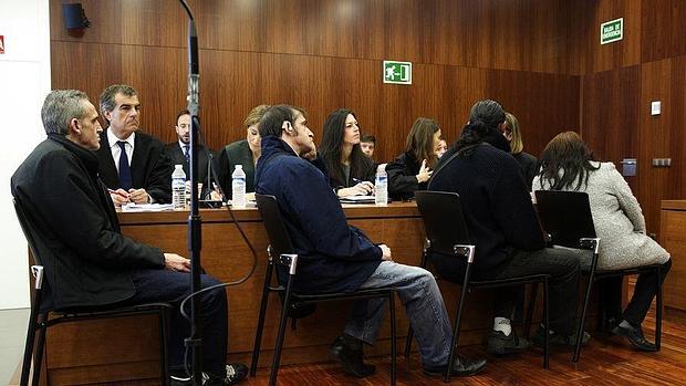 Los cuatro hermanos, en el banquillo de los acusados, durante el juicio