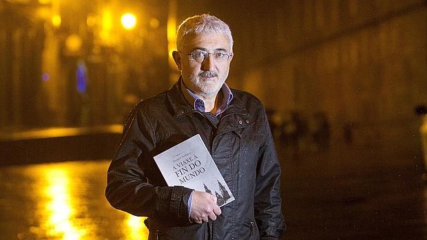 Manuel F. Rodríguez, con su novela, en la calle San Francisco de Santiago en una tarde lluviosa