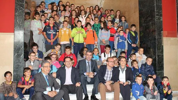 Gutiérrez posa con los niños en las escaleras de la Diputación