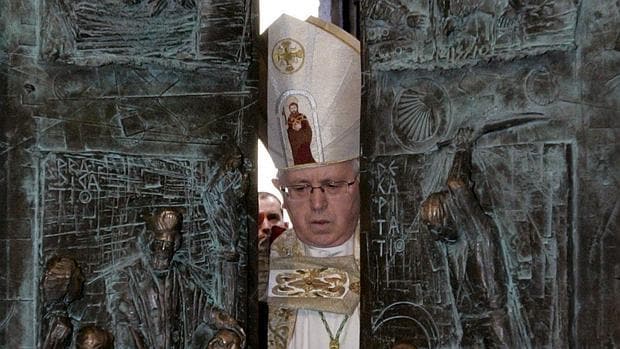 El arzobispo de Santiago durante la ceremonia de cierre de la puerta santa