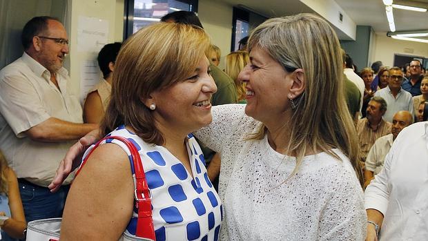 Sánchez Zaplana (d) saluda a Isabel Bonig, presidenta del PPCV