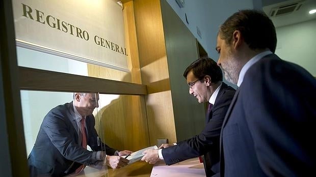 El secretario de Estado presenta la petición al Consejo de Estado por el recurso contra la resolución separatista