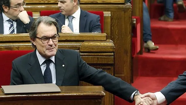El presidente en funciones de la Generalitat, Artur Mas, celebra la votación con esuconsejero de Interior, Jordi Gene