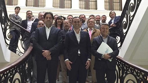 Foto de familia tras la reunión de la Mesa del Agua