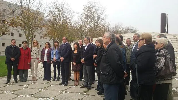 Minuto de silencio guardado por los miembros del PP vasco en recuerdo de las víctimas del terrorismo