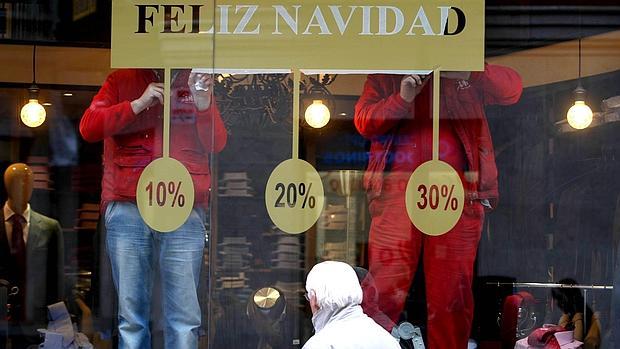 Un escaparate de Valladolid anuncia las rebajas de Navidad