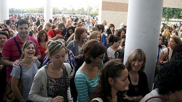 Imagen de archivo de los aspirantes a unas oposiciones en Alicante