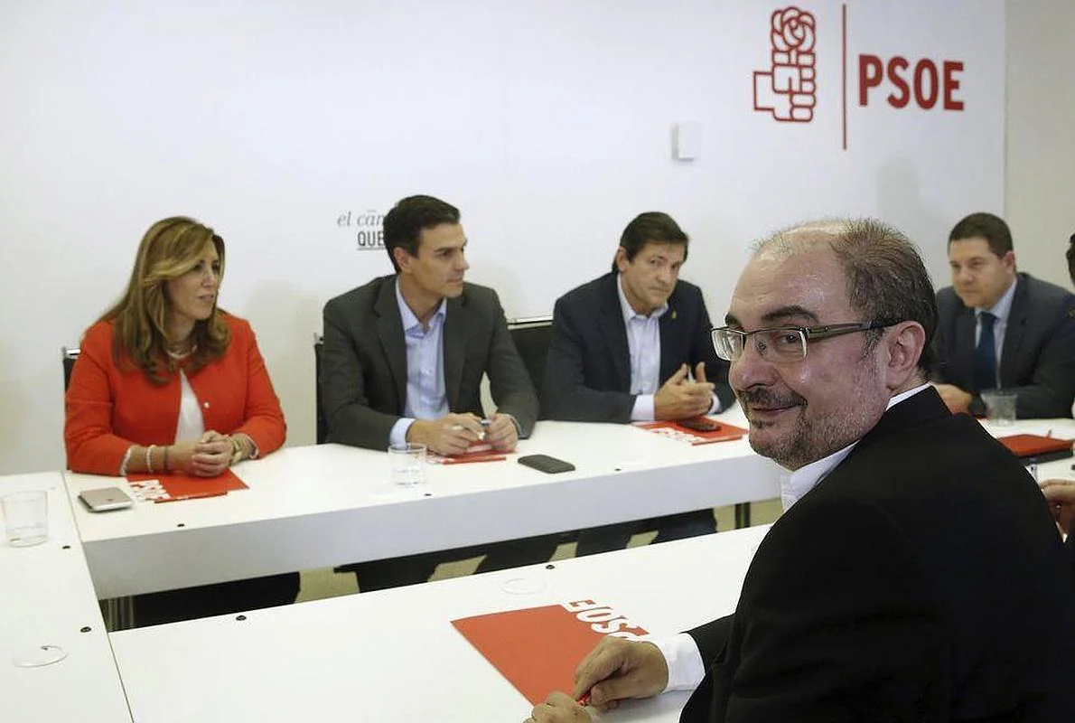 El presidente aragonés, Javier Lambán, ayer, en la reunión de los barones del PSOE con Pedro Sánchez