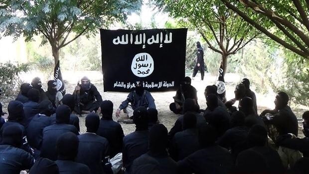 Miembross del Estado Islámico recibiendo instrucciones