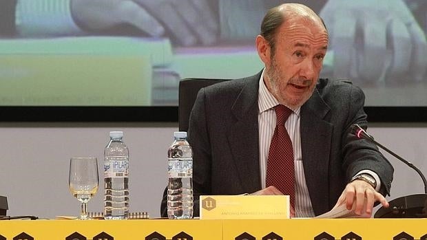 Rubalcaba reclama reformar la Constitución para «solucionar el problema» en Cataluña