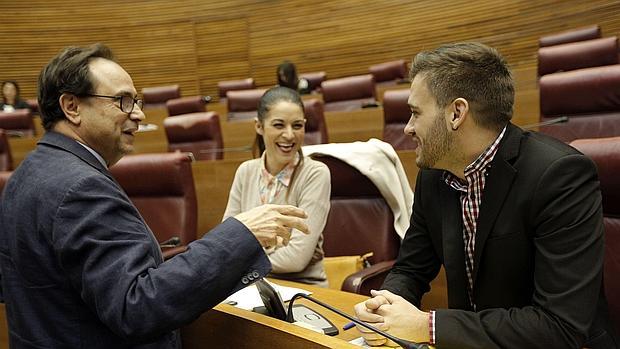 Mollà y Ferri (Compromís) conversan con el conseller de Hacienda