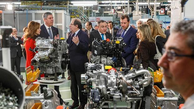 El presidente de la Junta, Juan Vicente Herrera, visitó ayer la factoría de Renault en Valladolid