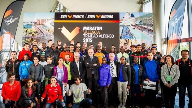 Foto de familia en el acto de bienvenida del Maratón Valencia Trinidad Alfonso