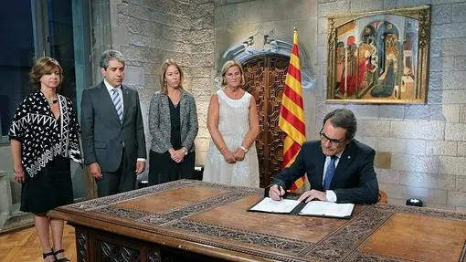 Artur Mas firmando la convocatoria oficial de las elecciones para el 27-S
