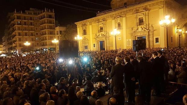 Imagen de la concentración en la plaza de la Virgen de Valencia