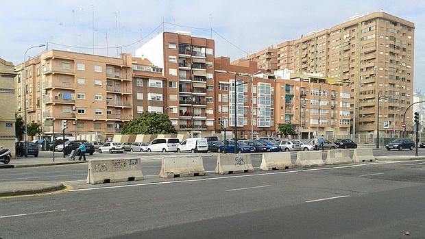 Joan Ribó levanta muros de hormigón en el principal acceso por coche al Cabanyal