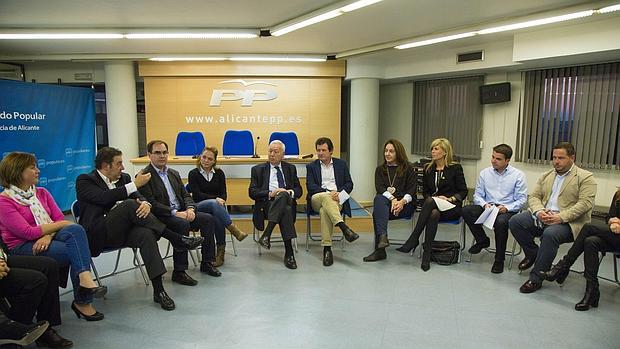 Imagen de Margallo junto a Císcar y los candidatos alicantinos del PP