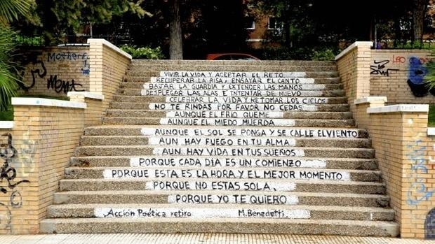 Mural de Acción Poética Retiro en un parque del distrito Retiro