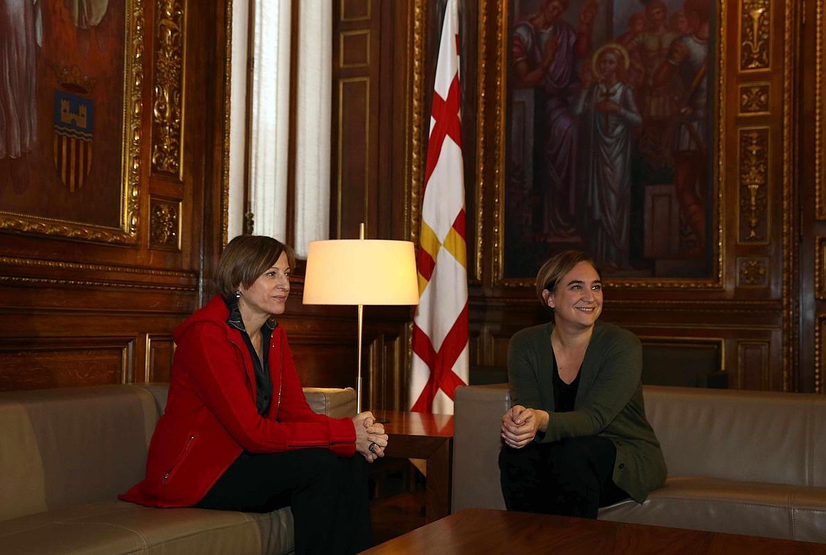 La presidenta del Parlamento catalán, Carme Forcadell, y la alcaldesa de Barcelona, Ada Colau