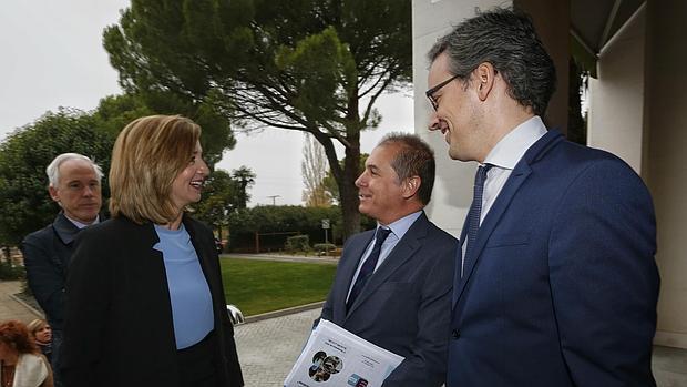 La consejera de Familia, junto al subdirector de ABC, José Ramón Alonso, y el delegado de ABC en Castilla y León, José Luis Martín