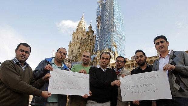 «Somos musulmanes y condenamos el terrorismo», rezaba una pancarta en el Obradoiro