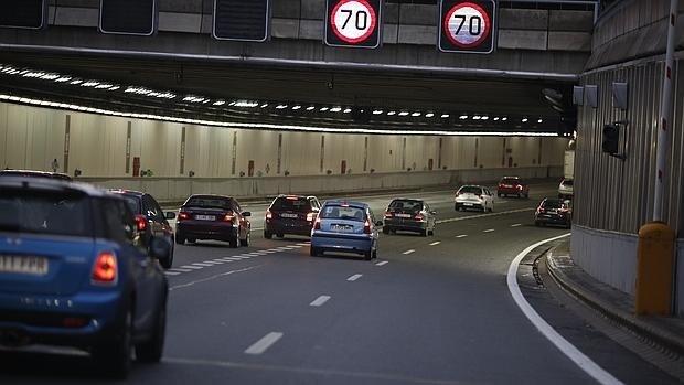 Varios vehículos circulan por un túnel de la M-30, en dirección hacia el oeste de la capital