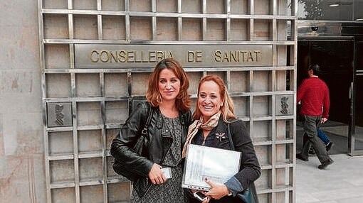 Maite Lárazo (derecha) y su abogada, en la Conselleria de Sanidad