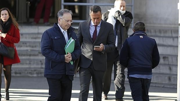 Miguel Bernad -izquierda-, ayer en los Juzgados de Plaza de Castilla (Madrid)