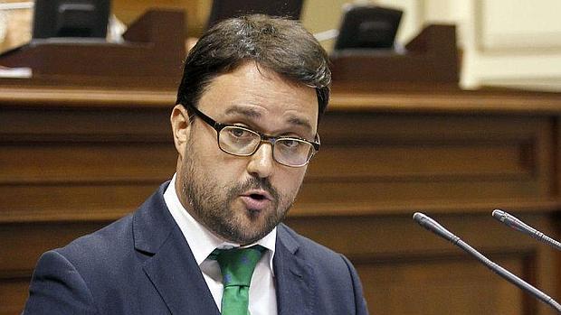 El secretario general del PP en Canarias, Asier Antona, en el Parlamento regional