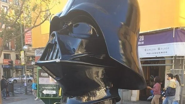 La cabeza de Darth Vader en la glorieta de Bilbao