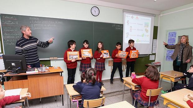 Los profesores de la ULE, en una de las actividades programadas en los colegios de León