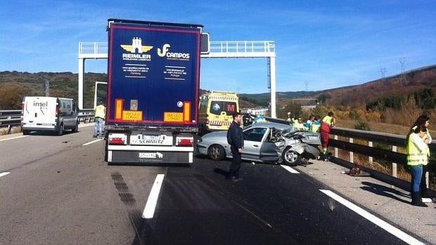 El turismo y el camión siniestrados, en el kilómetro 42 de la A-1