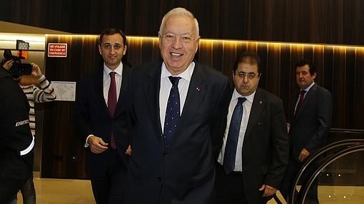 Margallo camina frente a César Sánchez