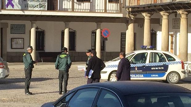 Agentes de la Policía Local y de la Guardia Civil tras el desalojo de la plaza