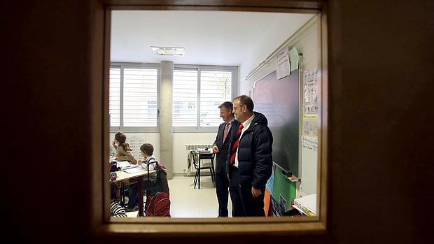 El consejero de Educación, Fernando Rey, en su visita al Liceo Francés