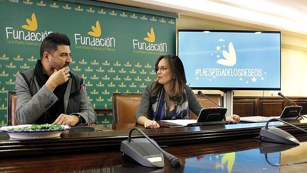 El periodista radiofónico, Tony Aguilar y la directora de la Fundación Caja Rural Castilla-La Mancha, Ana Isabel López-Casero