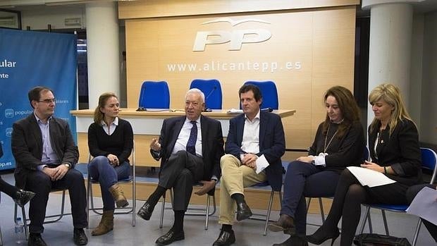 Císcar con García-Margallo (cabeza de lista) y Loreto Cascales y otros candidatos a las generales