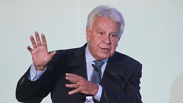 Felipe González casi suspendió la autonomía de Canarias solo por una desobediencia fiscal