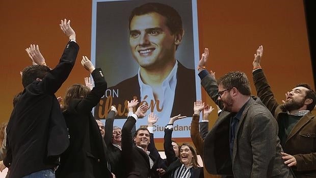 Albert Rivera levanta sus brazos al final de la presentación de la campaña del partido para las elecciones generales en el Palacio Municipal de Congresos