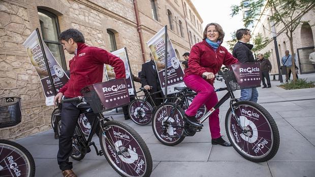 Imagen de Elena Cebrián, en bicicleta, tomada este lunes en Valencia