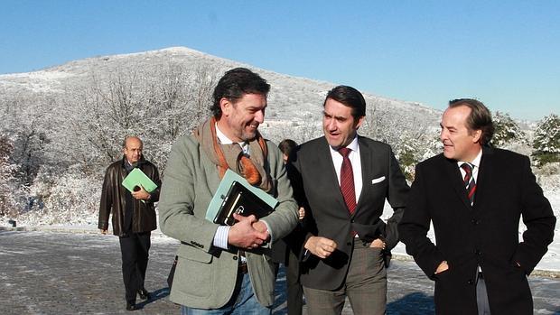 Juan Carlos Suárz-Quiñones y Jaime González Taboada, junto al alcalde del Real Sitio, José Luis Vázquez