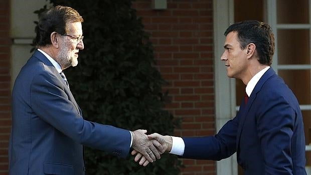 Rajoy y Sánchez, en un encuentro en la Moncloa.