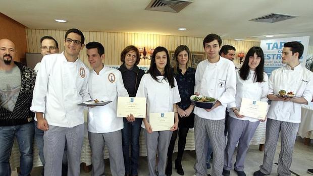 Castro, junto a las tres parejas ganadoras del certamen «Tapas con Estrela»