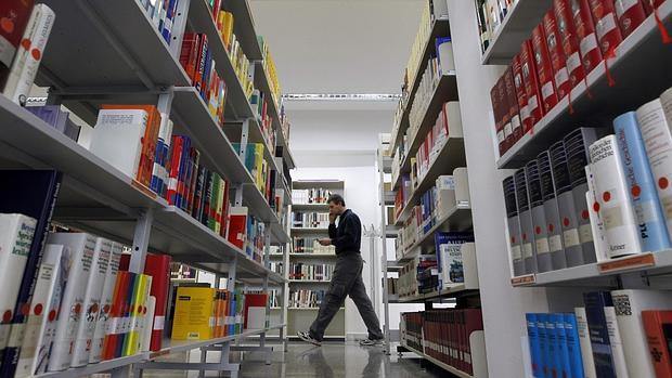 Un hombre camina en la biblioteca del instituto Goethe en Barcelona