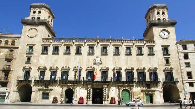 Fachada principal del Ayuntamiento de Alicante