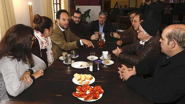 Los políticos socialistas, durante su desayuno en la comarca minera leonesa