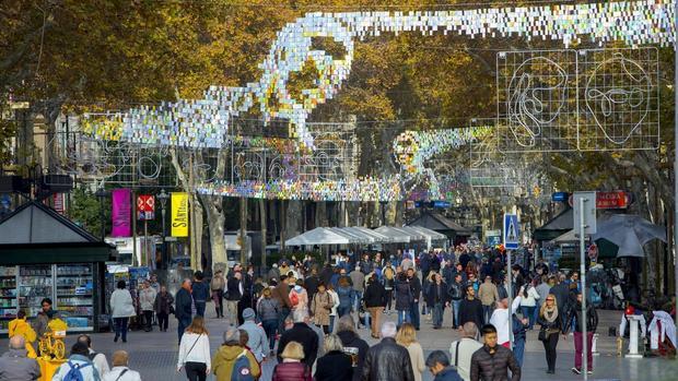 Vista de la nueva iluminación navideña de La Rambla